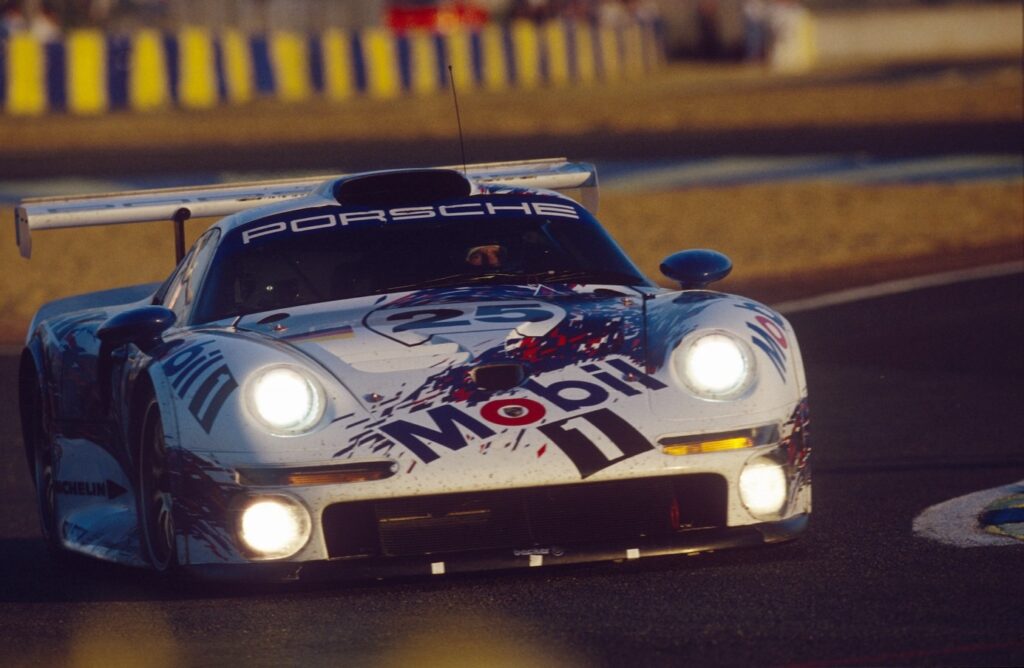 Bolid Porsche z logo Mobil 1 na torze